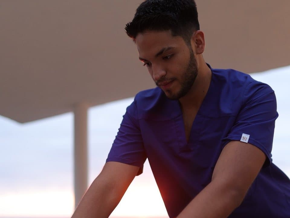 Omar dando un masaje en una terraza al atardecer